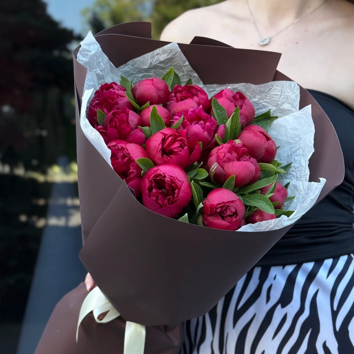 15 бордовых пионов
